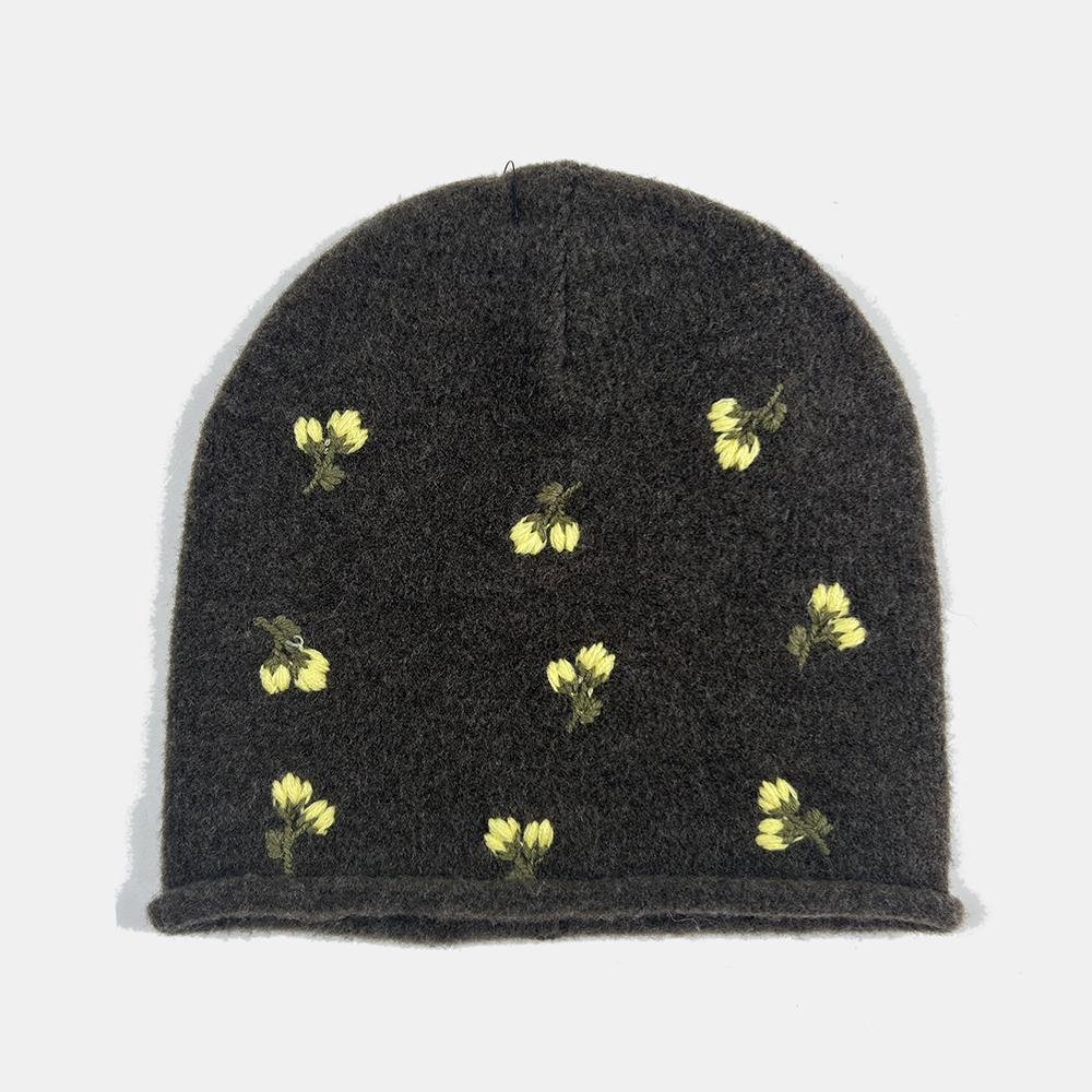 knited beanie with embrodery